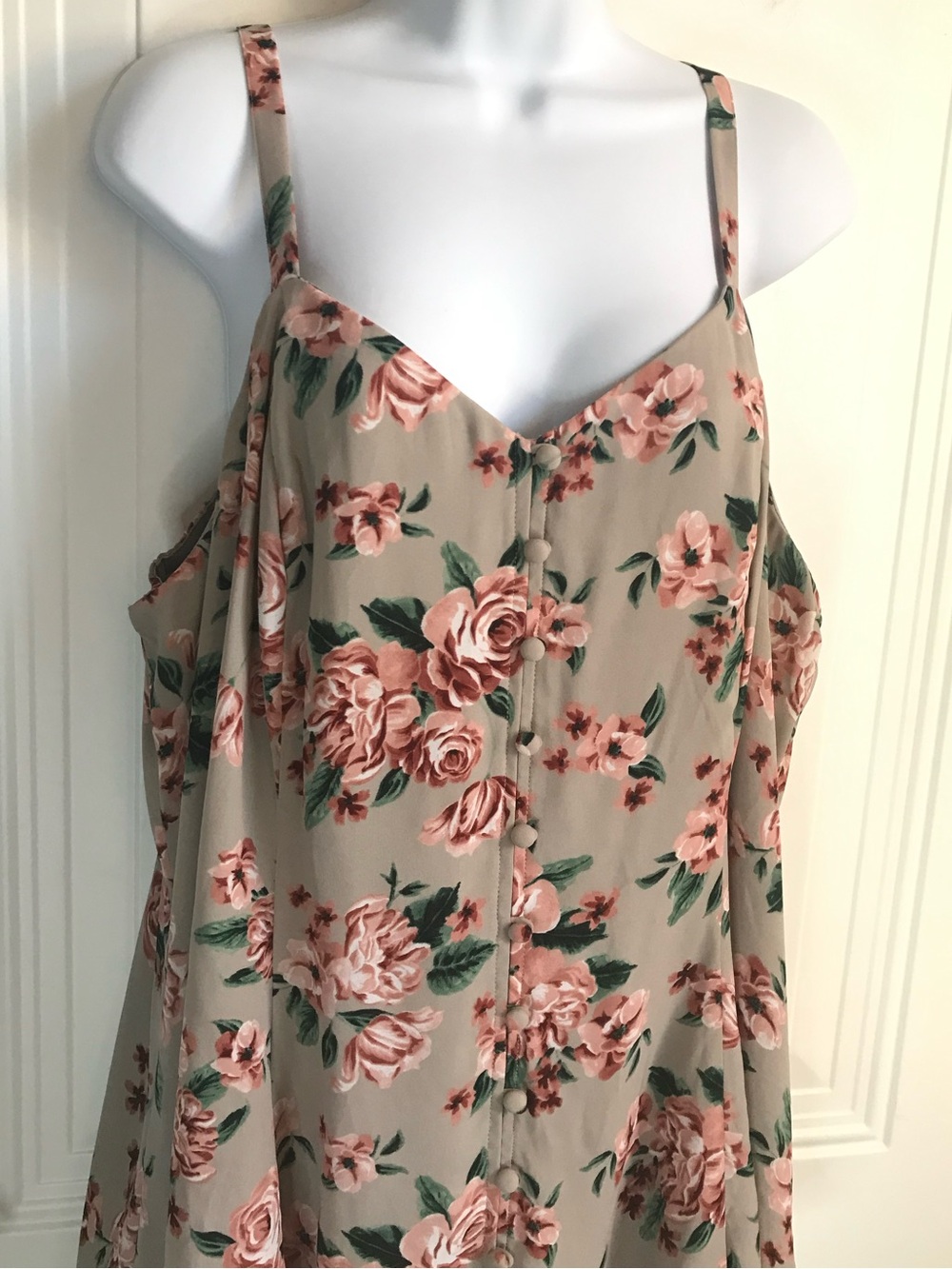 🔴 4/$15 Torrid Women’s 2X Taupe & Pink Floral Smocked Adjustable Tank Top EUC - Picture 9 of 16
